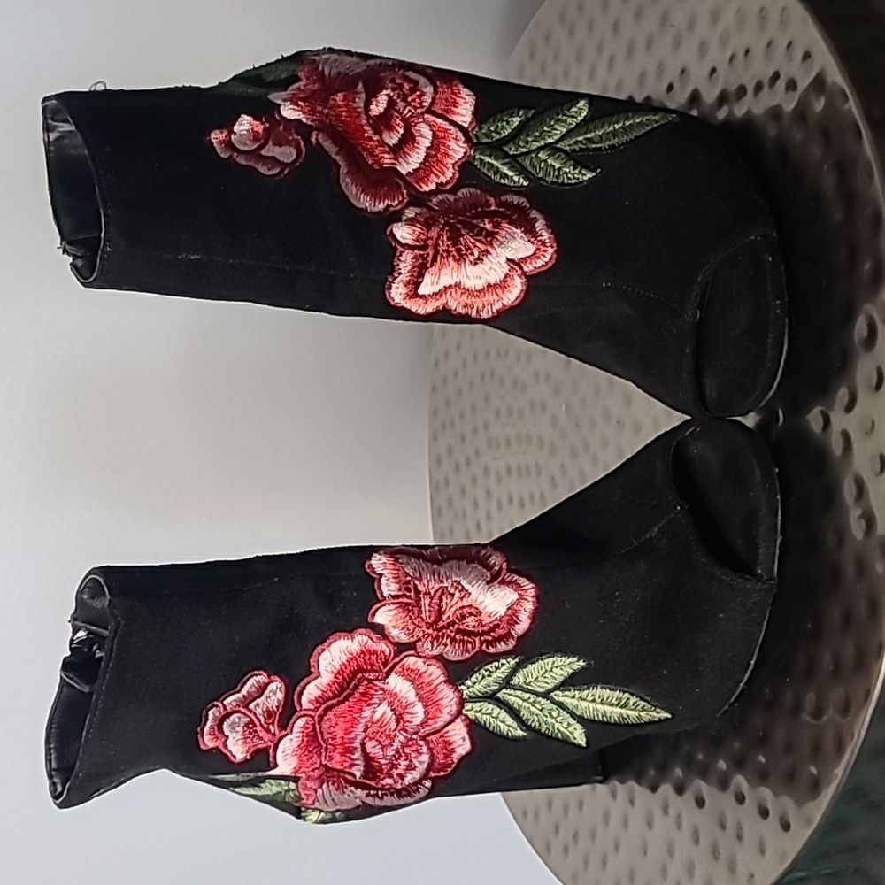 Open toed rose boots - Picture 5 of 8